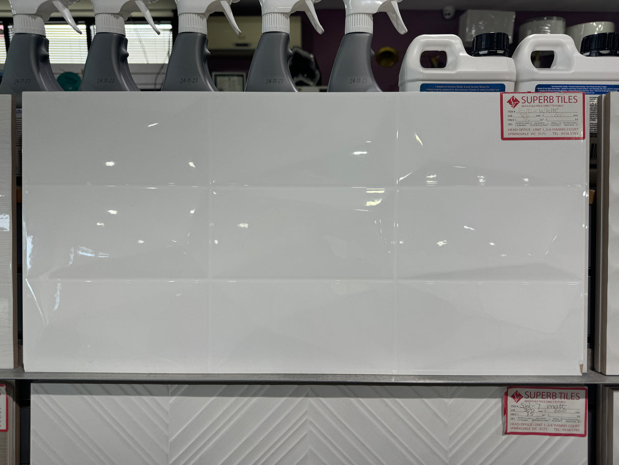 EVO WHITE POLYGON FEATURE CERAMIC 300x600