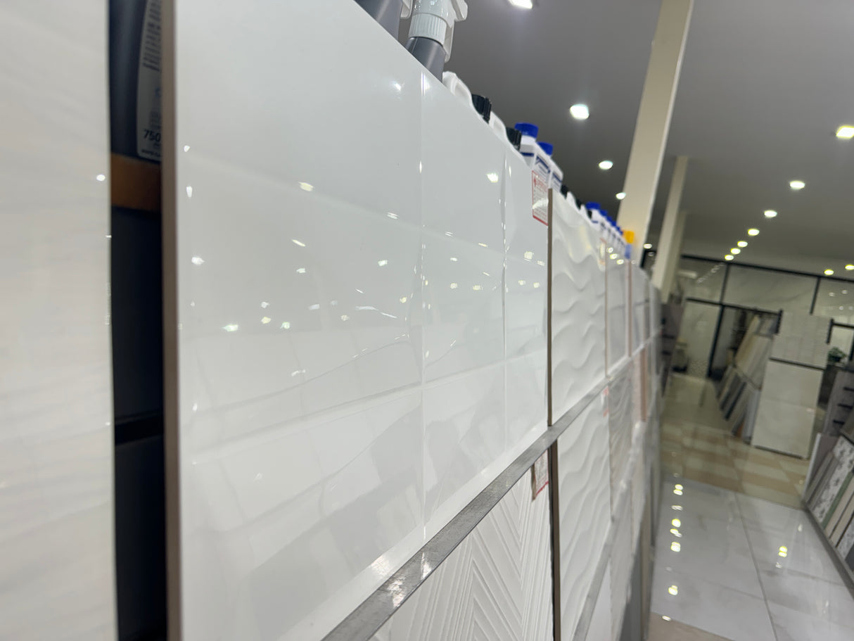 EVO WHITE POLYGON FEATURE CERAMIC 300x600