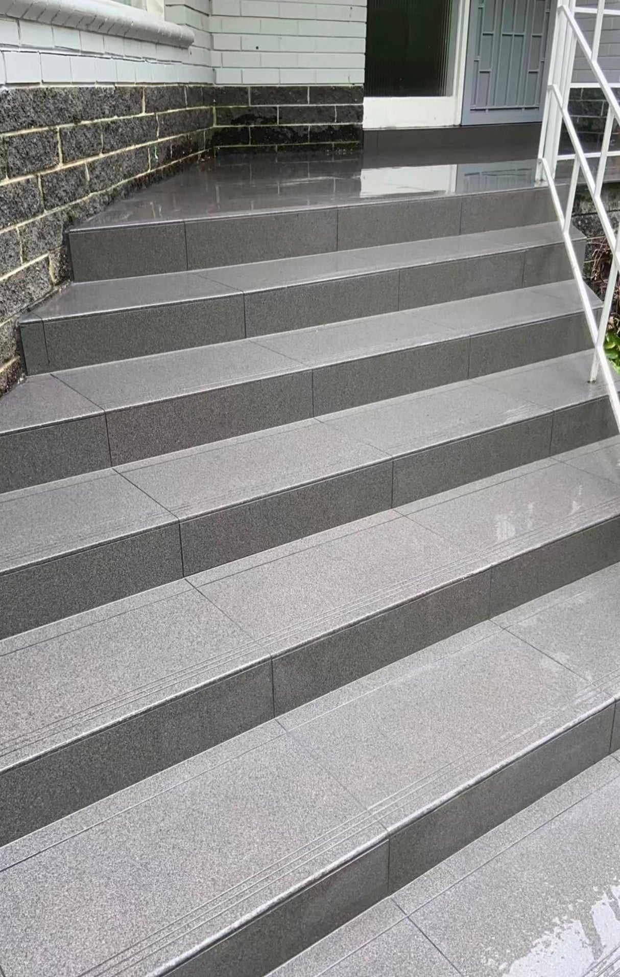 RIGHT WAY DARK GREY R10 BULLNOSE 300x600