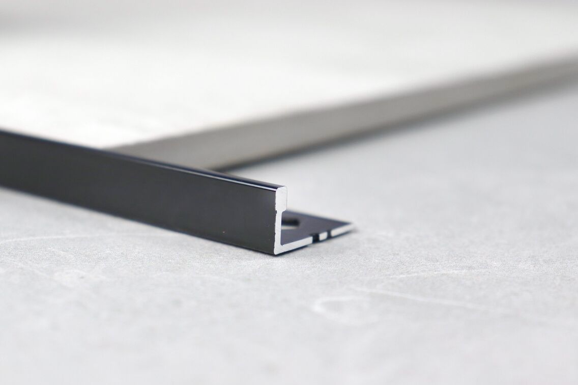 TRIMS - L SHAPE ALUMINIUM 3M - GLOSS BLACK